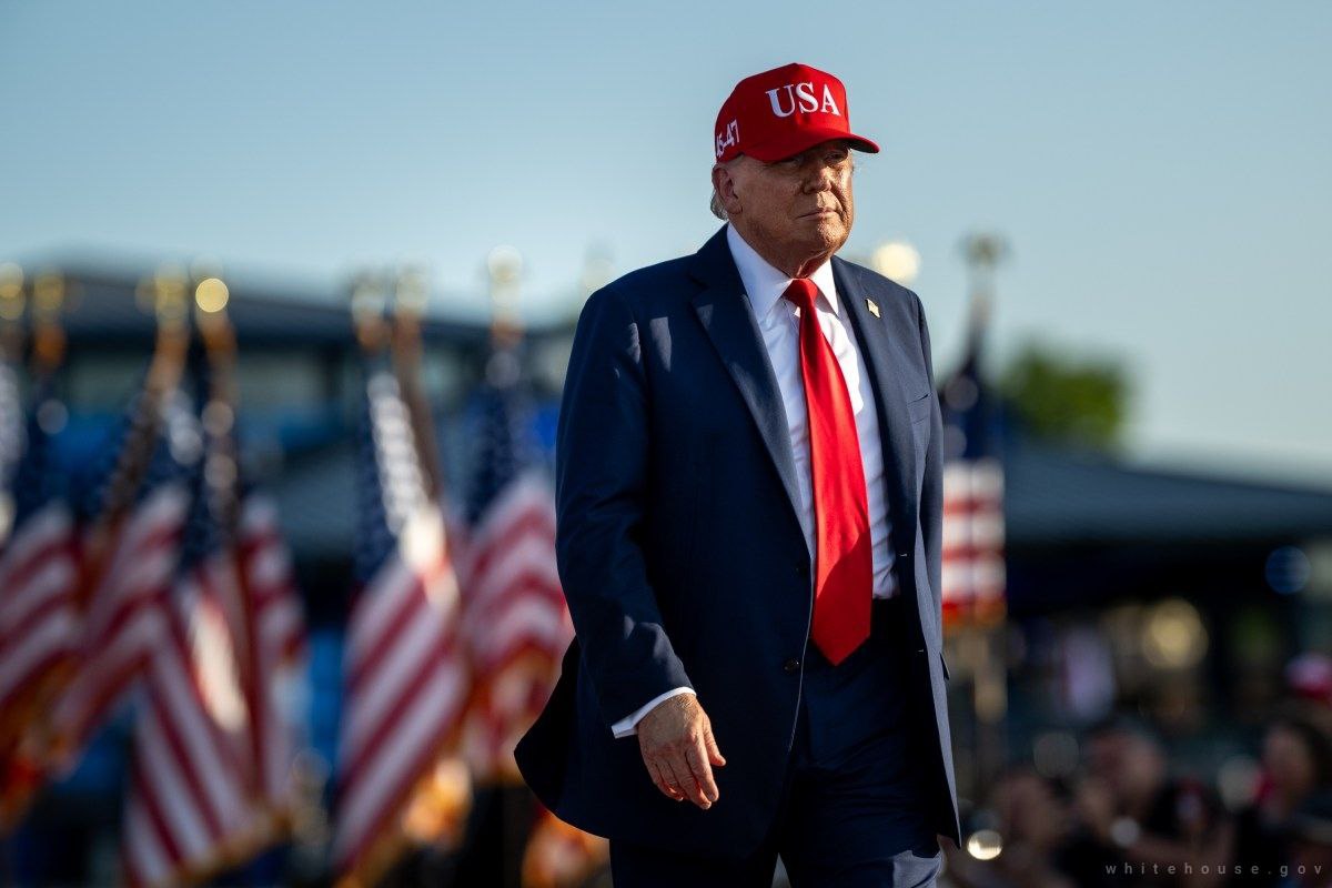 Трамп пообещал навсегда запретить миграцию из стран третьего мира после стрельбы у Белого дома В своём обращении в соцсети президент США заявил что только обратная миграция может исправить ситуацию Кроме того Трамп намерен отменить все федеральные льготы и субсидии для мигрантов упростить процедуру по лишению гражданства для тех кто нарушил закон Ранее в Вашингтоне мигрант открыл стрельбу по двум нацгвардейцам Один из которых погиб другой находится в критическом состоянии Подписывайтесь на