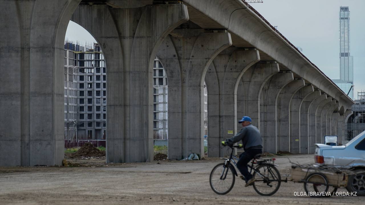 Экс-главу Astana LRT Талгата Ардана задержали в Турции — его экстрадируют в Казахстан Комитет национальной безопасности сообщил о задержании бывшего руководителя Astana LRT Талгата Ардана, находившегося в международном розыске. В сентябре 2019 года Генеральная прокуратура направила в Минюст Турции официальный запрос о его выдаче, после чего турецкие органы приступили к поиску... В 2025 году КНБ установил точное местонахождение Ардана. Его задержали в Анталье. «9 мая суд Антальи принял решение о депортации Ардана в Казахстан, сейчас он — под стражей. Компетентные казахстанские органы начали процедуры по возвращению Ардана в РК», — сообщили в КНБ. Ранее суд Астаны заочно приговорил Талгата Ардана к девяти годам лишения свободы по статьям о хищении в особо крупном размере и злоупотреблении должностными полномочиями. Выше в первых числах марта заместитель генпрокурора Асет Чиндалиев рассказывал, почему Казахстану не удаётся вернуть беглого экс-руководителя.