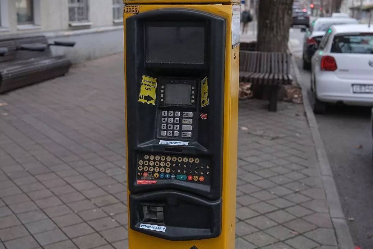 В бюджет Краснодара впервые поступило более 1 млрд рублей от платных парковок и штрафов По итогам 2025 года город получил свыше 1 097 млрд рублей от работы муниципальных парковок и штрафов за неоплату это рекордный показатель для Краснодара Сегодня в краевом центре работает 331 платная парковка на 14 5 тыс мест Из общей суммы доходов около 685 6 млн рублей штрафы за неоплату и примерно 411 5 млн рублей плата за парковку Деньги направляют на благоустройство и развитие дорожной сети ремонт дорог разметку обновление инфраструктуры и расширение парковок Кубанские Новости   Мы в MAX