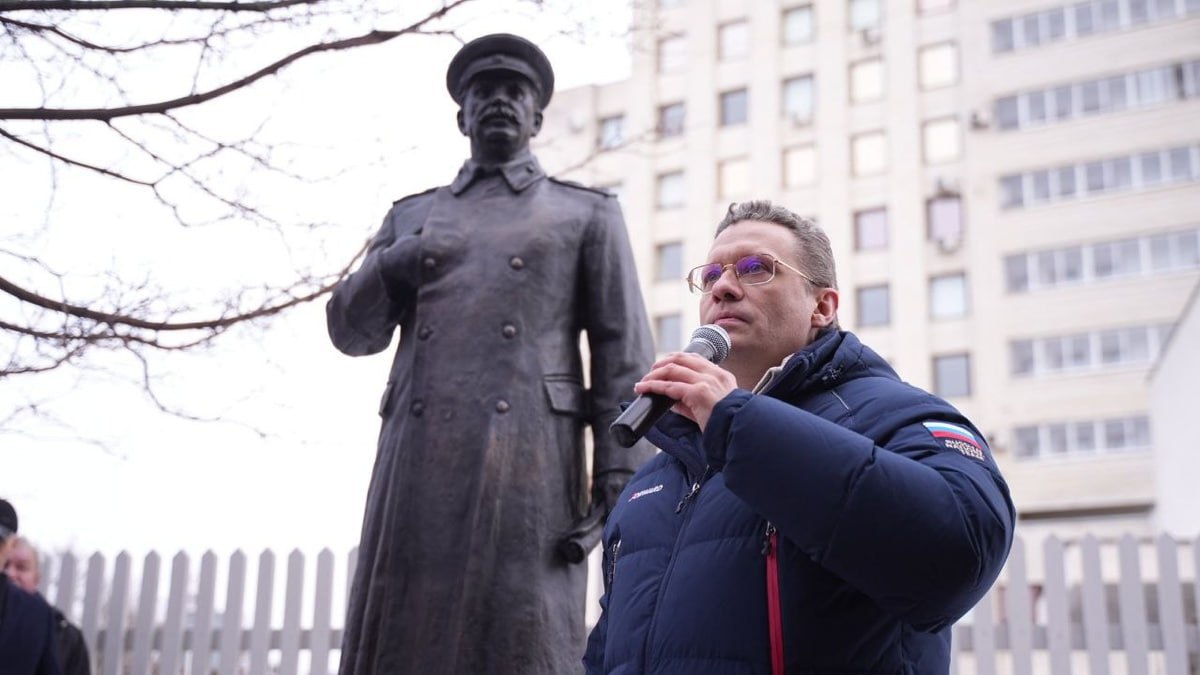 Памятник Сталину потребовал снести суд, несмотря на протест губернатора Нарушения при заключении контракта на установку скульптуры нашла прокуратура. Теперь предпринимательница, поставившая копию вождя на территории музея «Вологодская ссылка», должна вернуть в бюджет 10,5 млн рублей. Во столько региону обошелся монумент. Вологодский губернатор Георгий Филимонов, известный своей борьбой с абортами и алкоголем, пообещал отстоять Сталина: «Обсуждаются лишь правовые нюансы процедуры оформления документов, а не судьба монумента. <...> Будет стоять. Спешу успокоить фантазеров» Фото: соцсети губернатора Вологодской области