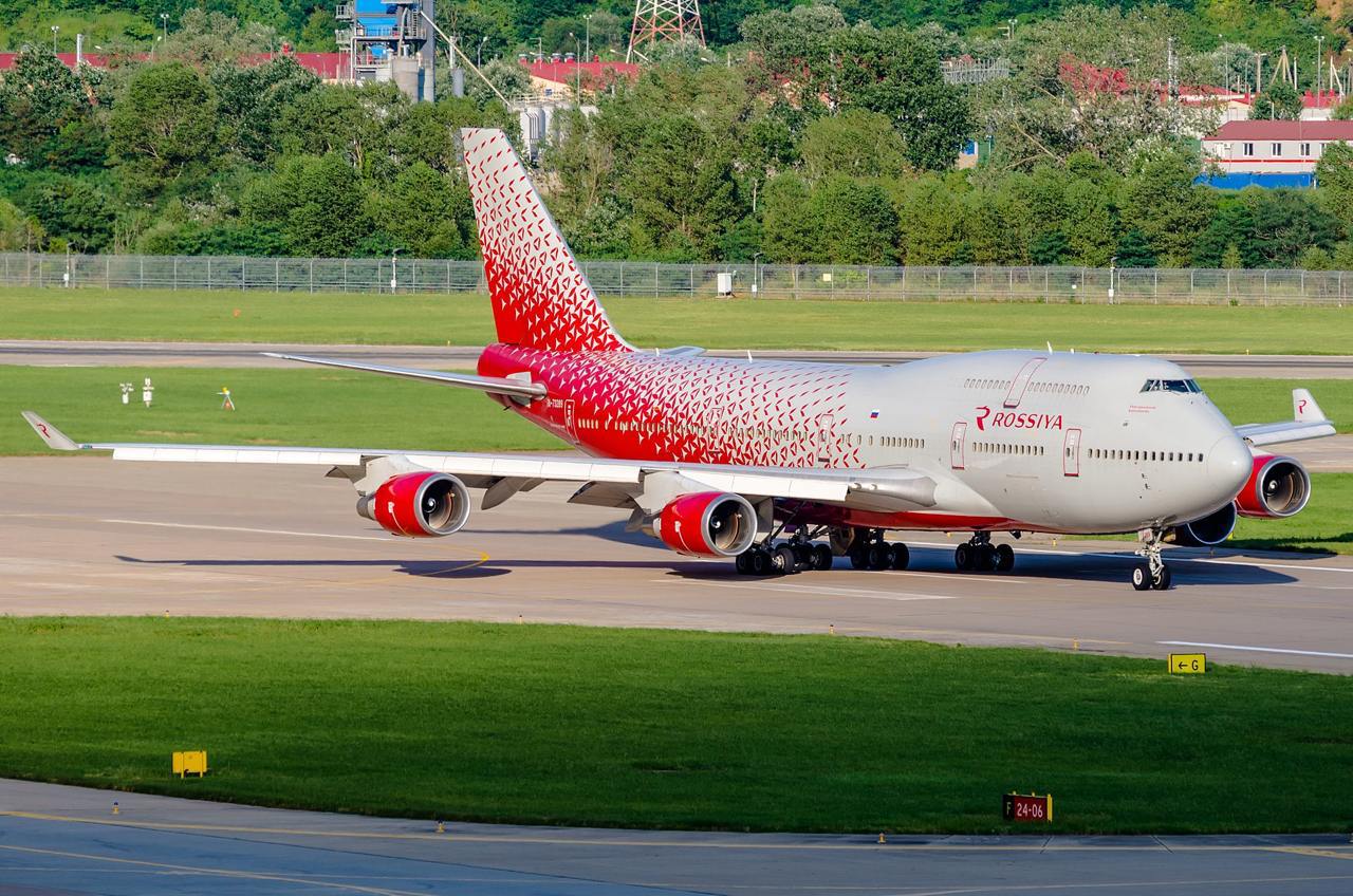 «Россия» планирует использовать двухпалубные Boeing 747 для полётов на Дальний Восток, заявил гендиректор авиакомпании Ян Бург.  Первые два Boeing 747 возобновили полёты ещё в сентябре 2024 года, они выполняют рейсы Москва — Сочи и Москва — Красноярск.    «В зимнем расписании длинные рейсы не предусмотрены, но в перспективе наши Boeing 747 могут летать и на Дальний Восток», — сказал он.  Парку «России» в 2016 году достались 8 самолётов Boeing 747 от обанкротившейся «Трансаэро». Из них два уже эксплуатируются, а остальные шесть пока находятся на техническом обслуживании. «Россия» — единственная авиакомпания в стране, которая эксплуатирует двухпалубные борта.