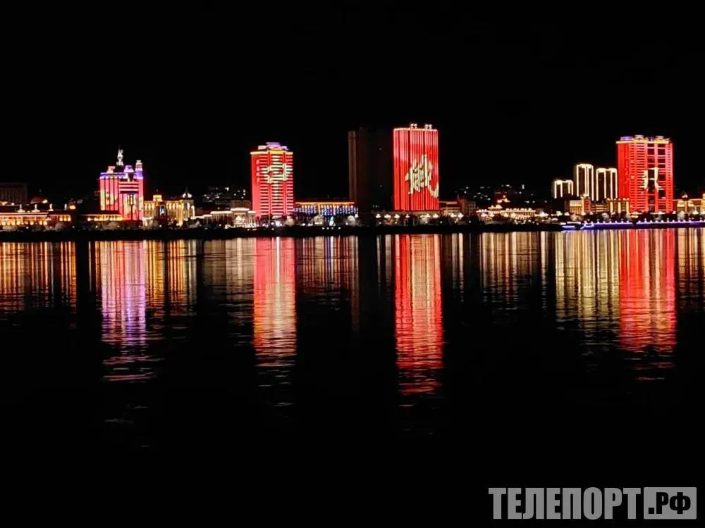 На строительство терминала канатной дороги Благовещенск Хэйхэ направлены 211 млн рублей Внешэкономбанк направил первые 211 млн рублей для возведения пассажирского терминала Внешэкономбанк выделил первые средства на строительство трансграничной канатной дороги между Благовещенском и Хэйхэ Как рассказали в пресс службе ВЭБ РФ первые 211 млн рублей направлены на возведение пассажирского терминала Кредитный договор был подписан в ноябре Внешэкономбанк предоставит 4 млрд рублей льготного финансирования по линии Минвостокразвития РФ Всего на возведение объекта направят 17 млрд рублей Проект реализуется в рамках межправительственного соглашения России и Китая и включен в план комплексного развития Благовещенска Застройщик уже установил монолитный каркас станции осуществляются внутренние отделочные работы монтаж инженерных сетей фасадных конструкций и витражей Рабочие также выполняют монтаж оборудования канатной дороги Новый объект обеспечит круглогодичное транспортное сообщение по двум независимым линиям с кабинами на 110 человек каждая Проект создаст более 60 рабочих мест и обеспечит бюджету области около 10 7 млрд рублей поступлений Завершить строительство планируют в третьем квартале 2026 года Ожидается что к 2030 году поток иностранных туристов в Благовещенск вырастет в три раза ТЕЛЕПОРТ РФ здесь все об Амурской области Мы в МАХ Написать нам