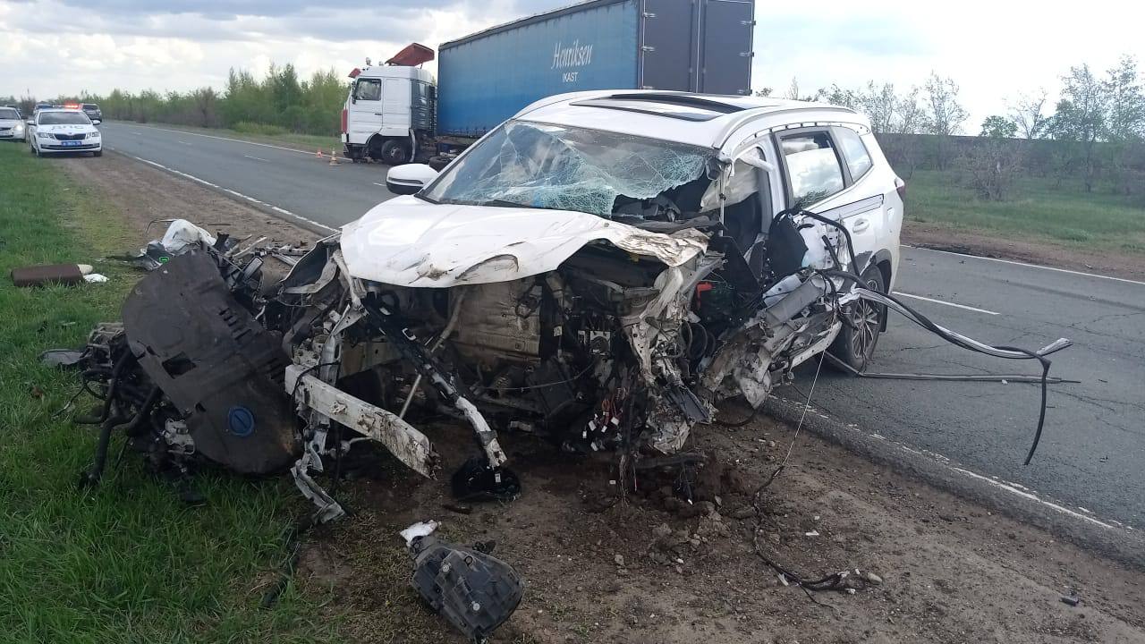 ‼ В Октябрьском районе дорогу не поделили фура и иномарка. Есть пострадавший #Про_Происшествия ДТП произошло на 649-м километре дороги Казань - Оренбург - Акбулак - граница Республики Казахстан, рядом с селом Новотроицкое. По данным УМВД региона, водитель «Черри Тигго» не соблюдал необходимый боковой интервал, что привело к столкновению с грузовиком Скания. В результате аварии 59-летний водитель иномарки получил травмы и был доставлен в больницу. В настоящее время сотрудники полиции ведут проверку и выясняют все обстоятельства случившегося.