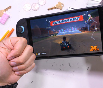 JerryRigEverything протестировал на прочность Nintendo Switch 2 — купите защитное стекло на экран Автор YouTube-канала JerryRigEverything выпустил ролик, посвященный Nintendo Switch 2. Устройство проверили на прочность и выявили все недостатки, о которых следует знать владельцам новой портативной консоли. В целом, Switch 2 достойно прошла тест. Крепления Joy-Con, в надежности которых были сомнения, не подвели. Читать далее