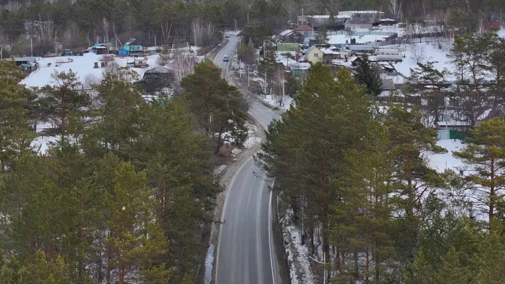 Более полутора километров трассы Благовещенск Свободный обновят у села Новинка Дорогу на Свободный планируют привести в нормативное состояние к 2030 году В Приамурье продолжаются работы на региональной трассе Благовещенск Свободный В этом году в нормативное состояние приведут участок с 43 го по 45 й километр проходящий через село Новинка пишет пресс служба регионального правительства Как пояснил министр транспорта и дорожного хозяйства Амурской области Александр Зеленин дорога имеет сложный рельеф поэтому на многих участках потребуется выполнить спрямление ненормативных кривых чтобы сделать движение безопасным На отрезке протяженностью чуть более 1 5 километра укрепят водопропускные трубы уложат два слоя асфальта обновят дорожное покрытие и тротуары Также здесь установят новые автобусные остановки смонтируют барьерные и пешеходные ограждения и нанесут разметку По словам министра в рамках нацпроекта Инфраструктура для жизни уже выполнена реконструкция трех участков дороги Благовещенск Свободный общей протяженностью 27 километров В ближайшее время планируется ввести в эксплуатацию еще один двухкилометровый отрезок у села Новопетровка За шесть лет отремонтировано около 22 километров этой трассы До 2030 года дорогу планируется привести в нормативное состояние в рамках разработанной программы В 2026 году в Приамурье планируют привести в нормативное состояние еще 110 километров региональных автодорог Фото пресс службы правительства Амурской области Следите за новостями Благовещенского округа здесь и в MAX