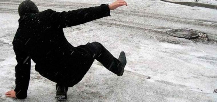 Из за обилия травм на скользком льду и снегу в Тюмени продлили прием врачей травматологов хирургов и рентгенологических кабинетов в поликлиниках Сегодня и завтра в связи с погодными условиями в Тюмени прием врачей травматологов врачей хирургов и рентгенологических кабинетов продлен до 23 00 в поликлиниках по адресам Городская поликлиника 3 ул Садовая 135а ул М Горького 39 Городская поликлиника 5 ул Вьюжная 6а ул Московский тракт 35а Городская поликлиника 6 ул 50 лет ВЛКСМ 97 ул Парфенова 40 Городская поликлиника 8 ул Ватутина 10б Городская поликлиника 12 ул Пермякова 76к5 ул Народная 6 1 Городская поликлиника 17 ул Монтажников 41к1 Поликлиника ФГБУЗ ЗСМЦ ФМБА России ул Беляева 1 Областная больница 19 Тюмень ул Авторемонтная 2 п Боровский ул Ленинградская 16 к 1 с Каскара ул Школьная 3а Вы можете обратиться в данные филиалы без предварительной записи в случае травмирования вне зависимости от наличия прикрепления к данной медицинской организации Специалисты проведут врачебный осмотр диагностику и дадут рекомендации подчеркнули в департаменте здравоохранения Тюменской области