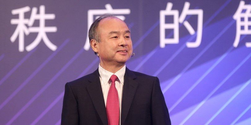 Основатель SoftBank Group стал богатейшим человеком Японии Инвестор и основатель японской инвестиционной компании SoftBank Group Масаёси Сон стал самым богатым человеком Японии с состоянием 55 1 млрд Его ставка на искусственный интеллект окупилась и позволила обогнать владельца Uniqlo миллиардера Тадаси Янаи состояние которого оказалось примерно на 23 млн меньше пишет Bloomberg   В рейтинге миллиардеров Bloomberg Bloomberg Billionaires Index Тадаси Янаи занимал первое место в Японии большую часть времени за последние десять лет а с апреля 2022 года и вовсе не сходил с этой строчки В 2025 году Масаёси Сон стал активно инвестировать в технологические компании чтобы сделать SoftBank Group ключевым игроком в мире искусственного интеллекта Недавно он инвестировал в Intel 2 млрд приобрел подразделения робототехники ABB за 5 4 млрд а также сотрудничает с TSMC и NVIDIA В планах у Масаёси Сон инвестиции в OpenAI строительство ЦОД для ИИ и другой инфраструктуры в США в партнерстве с ChatGPT Oracle и инвестфондом MGX из Абу Даби а также сотрудничество с TSMC для создания промышленного комплекса в Аризоне который будет заниматься искусственным интеллектом и робототехникой Подробнее Основатель SoftBank Group стал богатейшим человеком Японии Подписаться на Сам ты инвестор