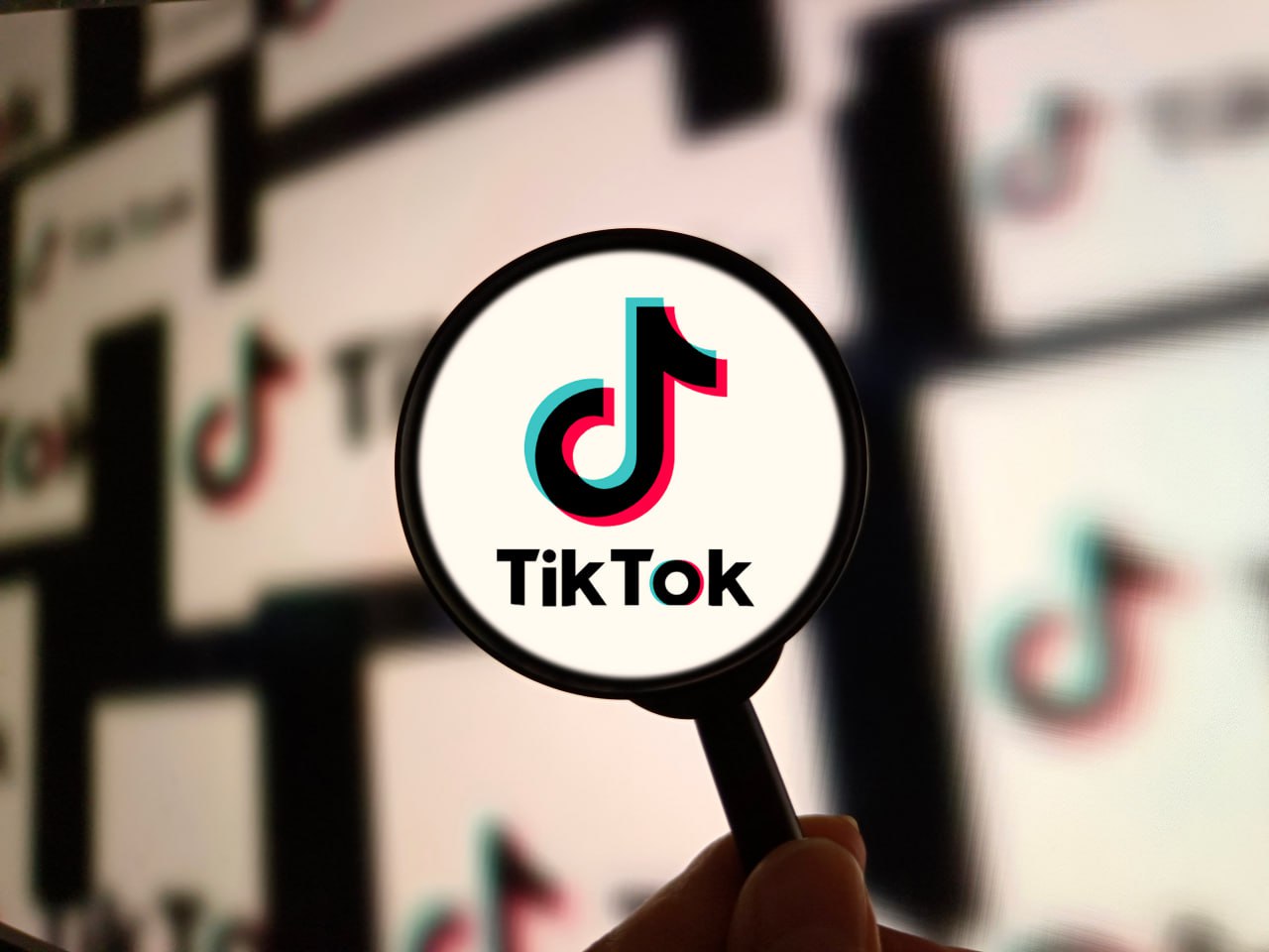 Дональд Трамп продлит еще на 90 дней срок выхода китайской ByteDance из американских активов соцсети TikTok, сообщили в Белом доме. В апреле 2024 года предыдущий президент США Джо Байден подписал законопроект о запрете работы TikTok в стране. Трамп отменил этот указ и дважды - в день вступления в должность и 4 апреля - на 75 дней продлевал срок заключения сделки по изменению структуры собственности TikTok. Таким образом, очередное продление истекает в четверг. Согласно законодательству США, TikTok не сможет продолжать операции в стране, если ее американское подразделение не будет продано некитайским структурам. Фото: CFOTO/Future Publishing via Getty Images