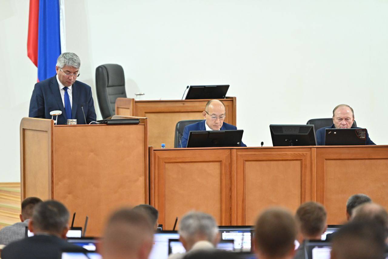 Глава Бурятии перешел к планам новых Нацпроектов. Планов много, выделяем главное. По итогам 5 месяцев этого года уровень показателей новых нацпроектов в Бурятии составил 99,68%. Это 2 место в рейтинге по ДФО и 8-е – по России. По нацпроекту “Продолжительная и активная жизнь” цель – увеличить ожидаемую продолжительность жизни до 78 лет к 2030 году и до 81 года к 2036 году. Снизить дефицит врачей планируется до 5% к 2030 году. По объектам среди важных: строительство поликлиники Муйской ЦРБ и капремонт 4 зданий районных поликлиник. По нацпроекту “Молодежь и дети” - в 2025 откроется три школы, оснастят кабинеты в 384 школах, проведут капремонт 9 образовательных организаций и трёх колледжей. Обязательно завершат строительство школы в с. Сосново-Озерское Еравнинского района. Ключевым проектом Мастер-плана является Межвузовский кампус мирового уровня «Байкал» По нацпроекту “Семья” в Бурятии поднимут коэффициент рождаемости. Продолжат ремонтировать объекты культуры и детские сады. Продолжат выплаты за рождение ребенка и соцподдержку. Только в 2025 году Бурятия на эти цели получит 2,1 млрд рублей.