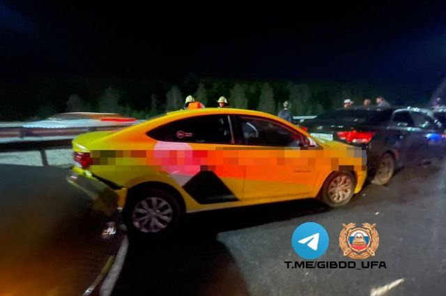 В Уфе столкнулись сразу восемь автомобилей В воскресенье 7 сентября около 21 часа на 5 км автодороги Уфа Оренбург произошла массовая авария Как сообщили в Госавтоинспекции столицы Башкирии 40 летний водитель за рулем Mazda 6 врезался в ищущий впереди попутный Hyundai Solaris Автомобиль по инерции столкнулся с Kia Cerato который врезался в Ладу Калину а та в Folkswagen Polo По инерции последний столкнулся с Renault Capture Он врезался в Ладу Приору которая догнала Мерседес В результате 29 летнюю женщину водителя Hyundai с различными травмами увезли в больницу aifrv