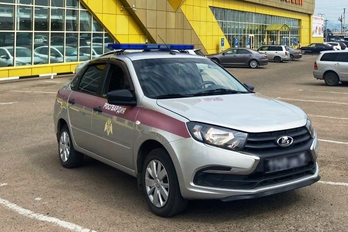 Парень в Улан-Удэ пытался вынести из магазина 20 пачек масла в шортах 21-летний и ранее судимый улан-удэнец попался на краже масла в одном из магазинов города. Украденное он каким-то образом уместил в своих шортах, но все же попался на кассе. Похитителя задержали и передали сотрудникам полиции для дальнейшего разбирательства. #Бурятия Подробнее в Номер один Сообщить нам свою новость можно по кнопке: Письмо в редакцию