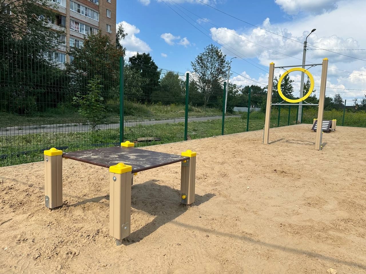 В Сергиевом Посаде оборудовали образцовую площадку для выгула собак в мкр. Северный, сообщает администрация городского округа Сергиев Посад.   Всего в округе шесть таких объектов. Один из них — на ул. Энгельса в мкр. Северный полностью переоборудовали. Здесь были установлены элементы для игры и дрессировки собак, лавочки, урны для мусора. Площадка сделана по просьбам собаководов-любителей. При этом владельцы четвероногих друзей сами следят за чистотой площадки для выгула.  Все площадки установлены на средства местного бюджета. Места с учётом пожелания жителей. Такой объект должен находиться на отдалении не менее 50 метров от жилой застройки или объектов социального назначения.