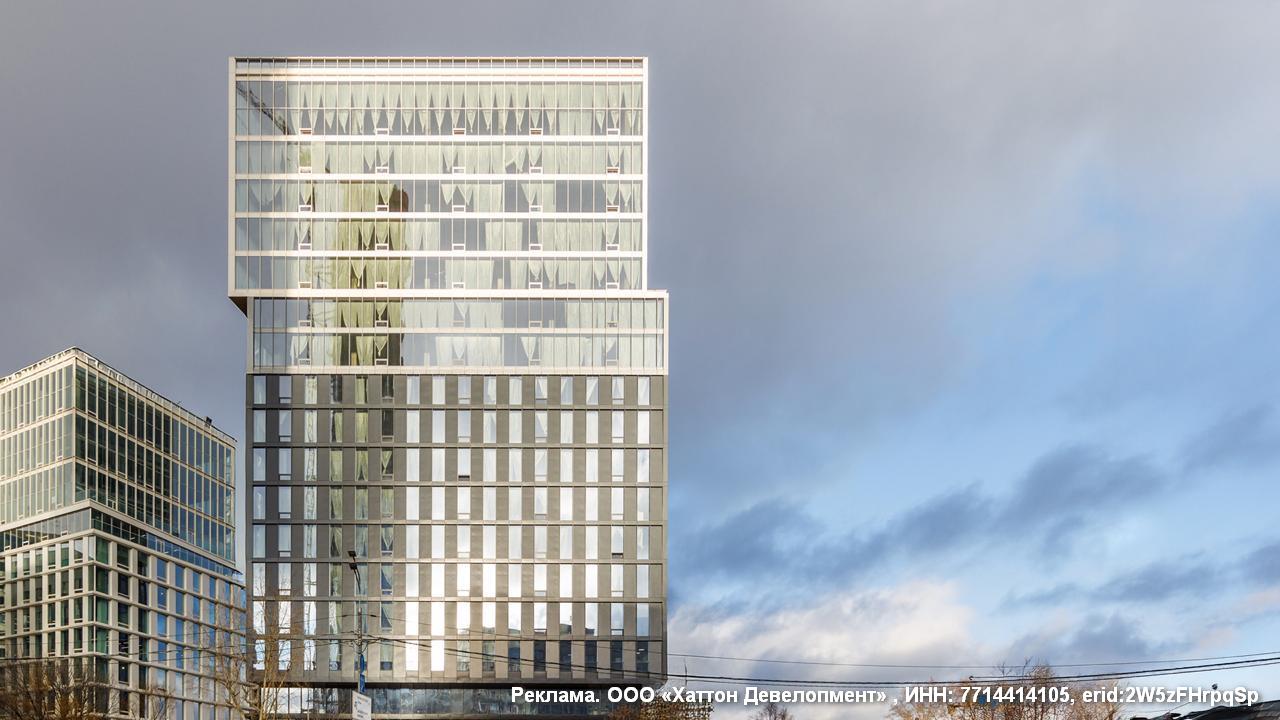 HUTTON вышел на финишную прямую с бизнес центром GEOLOG2 на улице Обручева Рядом с БЦ метро БКЛ и главные транспортные артерии Готовность здания более 90 монтаж фасадов завершён ведутся инженерные и отделочные работы В 2026 году ввод в эксплуатацию а это означает что скоро плановое повышения цен Под офисы отдано 17 7 тыс кв м от классических кабинетов до целых этажей со свободными планировками под штаб квартиры Особенно выделяются просторные угловые офисы На площади 100 кв м можно разместить команду до 20 человек с 2 3 кабинетами для руководителей переговорными зоной ресепшн гардеробной и кухней Первые этажи бизнес центра займут кафе рестораны фитнес центр и ретейл Минимальное предложение в проекте офис площадью 126 6 кв м стоимостью от 48 7 млн руб Квадратный метр стартует от 385 тыс руб Есть и пул офисов с фиксированной скидкой 7 при 100 оплате Действует беспроцентная рассрочка до июля 2026