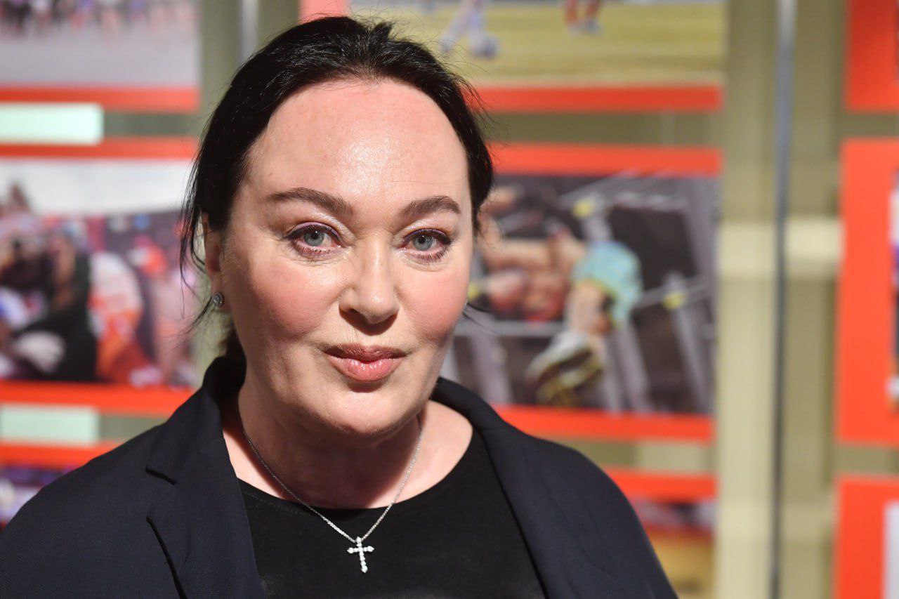 Владимир Путин наградил почетными грамотами несколько десятков сотрудников Первого канала В их числе Лариса Гузеева Леонид Якубович Роза Сябитова Александр Гордон и другие Это следует из соответствующего распоряжения главы государства В документе отмечается что сотрудников телеканала удостоились грамот за трудовые успехи и многолетнюю добросовестную работу Сергей Киселев АГН Москва Подпишитесь на Ведомости