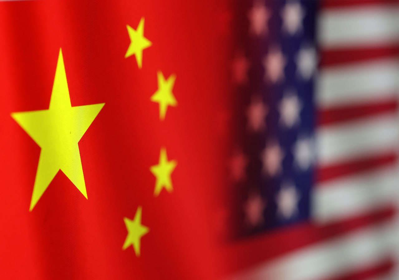 В отношениях КНР и США появились новые раздражители КНР и США вроде бы договорились по торговой сделке, но на самом деле раздражителей остается множество. Так, американский Минсельхоз заявил о планах запретить покупку американских сельхозугодий гражданами Китая или любой другой страны, которую американские власти считают «враждебной». Власти США считают. что эта инициатива - часть национального плана действий по обеспечению безопасности сельского хозяйства. В Китае еще отреагировать не успели, но реакцию предсказать несложно. Или вот, например - США ввели санкции в отношении еще 18 китайских компаний – за работу с Ираном а за компанию попали две фирмы из Турции и одна из ОАЭ . Попавших под санкции обвиняют в том, что они переводили деньги в Иран. Ну и в таком духе. Торговое перемирие выглядит очень шатким, и кажется, что достаточно одной искры, чтобы снова вспыхнула торговая война.