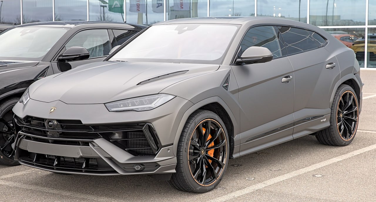 Lamborghini Urus в сентябре возглавил рейтинг продаж люксовых моделей авто в России обогнав Rolls Royce Cullinan сообщило аналитическое агентство Автостат За месяц было продано 13 Cullinan и 15 Urus Также в топ 5 моделей по продажам вошли Bentley Bentayga 10 штук Bentley Continental GT 7 штук и Rolls Royce Phantom 3 штуки Всего за 9 месяцев нынешнего года в России было продано 511 новых люксовых автомобилей на 26 больше чем в январе сентябре 2024 года Подписаться на РИА Новости