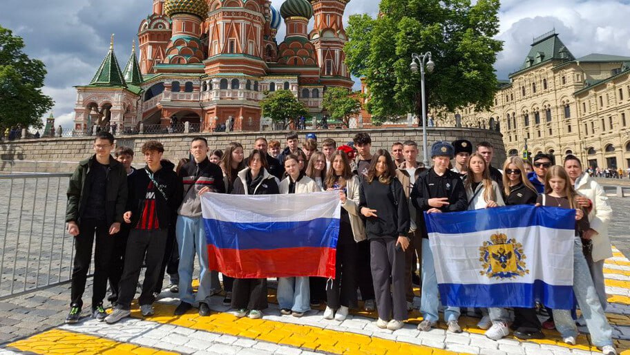 Молодежь Херсонской области посетила Москву и Орел в рамках проекта «Новые горизонты» У мемориала Ржевской битвы, Героям-панфиловцам и в музее Победы побывали 90 ребят из Херсонской области. Две группы школьников путешествуют по России в рамках программ «Лица Победы» и «Дорога Победы. Орлиный штурм». «Мне понравилось в военно-историческом музее в городе Орел. Получил много позитивных моментов. Спасибо организаторам спецпроекта за возможность получить эмоции», — отметил участник программы «Дорога Победы. Орлиный штурм» Егор Лушников. При поддержке Министерства образования Херсонской области всего в этом году отправятся в путешествие по России 800 юных жителей региона. Фото: Официальный Телеграм-канал Минмолполитики Херсонской области , VK и ОК и читайте новости на нашем сайте
