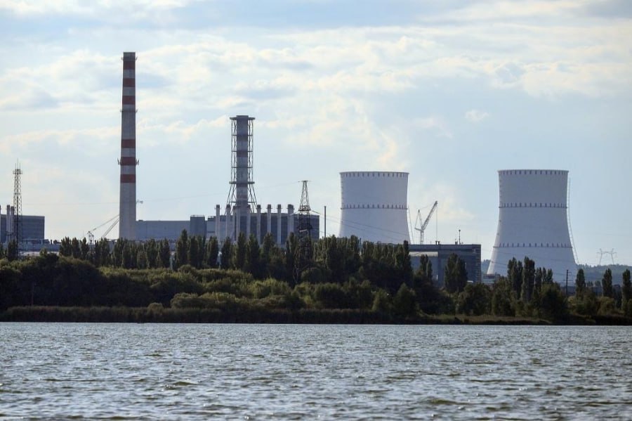 На территории Курской атомной электростанции АЭС произошло возгорание трансформаторного блока не относящегося к АЭС Об этом 24 августа сообщила пресс служба станции Известиям Уточняется что в городе электричество работает в штатном режиме При этом угрозы безопасности нет В настоящее время пожарные ликвидируют последствия происшествия