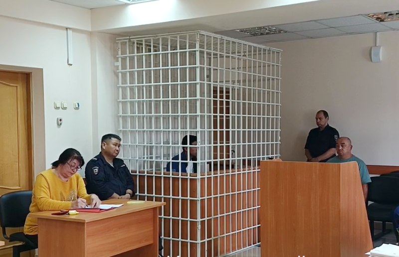 На Камчатке четверо мигрантов обвиняются в похищении земляка  В Петропавловске-Камчатском четверо иностранных граждан, обвиняемых в похищении человека, взяты под стражу, сообщили РАИ «КАМЧАТКА-ИНФОРМ» в городском суде.  По версии следствия, вечером 13 августа зарубежные граждане с применением насилия и угроз совершили захват своего земляка. Они насильно затолкали его в автомобиль и отвезли сначала в здание на проспекте Победы, а затем перевезли в квартиру дома в Садовом переулке.  Трудовые мигранты из Узбекистана насильно удерживали пленника до утра, когда ему удалось сбежать.  Суд пришёл к выводу, что иностранные граждане без определённого места жительства могут скрыться от следствия и, кроме того, угрожать потерпевшему земляку. Всех четверых на два месяца определили в СИЗО.  Среднеазиатские мужчины обвиняются по ч. 2 ст. 126 УК РФ  похищение человека группой лиц по предварительному сговору . Санкция статьи предусматривает наказание от 5 до 12 лет лишения свободы.   Поводом для похищения, якобы, стали нелицеприятные высказывания потерпевшего о матери одного из злоумышленников, за что его решили наказать. Кстати, один из мстителей с трудом общался по-русски, что дало повод судье поинтересоваться у него, как он получил необходимые документы на жительство и трудовую деятельность в России.