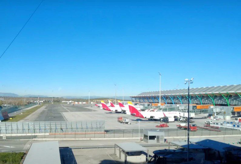 Аэропорт Мадрида ограничит вход в терминалы в ночное время  Попасть в терминалы авиагавани Барахас ночью смогут только: пассажиры с посадочными талонами;  сотрудники аэропорта; провожающие/встречающие с билетами.    Причина – сотни бездомных, которые месяцами ночевали в терминалах авиагавани. Цель нововведения – обеспечить безопасность и комфорт пассажиров, сократив число ночующих в здании.   Управляющая компания AENA заявляет, что аэропорты — не место для проживания, а инфраструктура для транзита. Власти Мадрида пока не помогли аэропорту решить проблему.   В управляющей компании не уточняют, когда начнут применяться данные меры контроля, сообщается лишь, что они будут усилены в «временных интервалах с низкой интенсивностью в расписании полетов», то есть ночью.