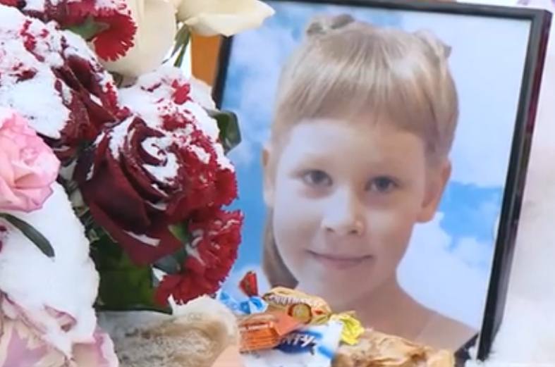 Минздрав Алтайского края прокомментировал смерть девочки в Новоалтайске В ведомстве сообщили что 13 декабря ребёнок пожаловался на боли в спине после чего его состояние резко ухудшилось Родители неоднократно вызывали скорую помощь однако своевременно установить правильный диагноз медикам не удалось Сейчас случай рассматривается с привлечением профильных экспертов Минздрав запросил всю медицинскую документацию а также объяснительные от специалистов участвовавших в оказании помощи Отмечается что говорить о причинах смерти пока преждевременно судебно медицинская экспертиза является длительным процессом и зависит от сложности конкретного случая По итогам проверки будет дана оценка действиям медиков и приняты соответствующие организационные меры отметили в ведомстве Источник КП Барнаул