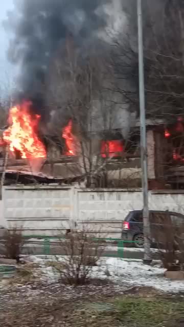 Пожар на Ягодной улице в Москве парализовал движение транспорта