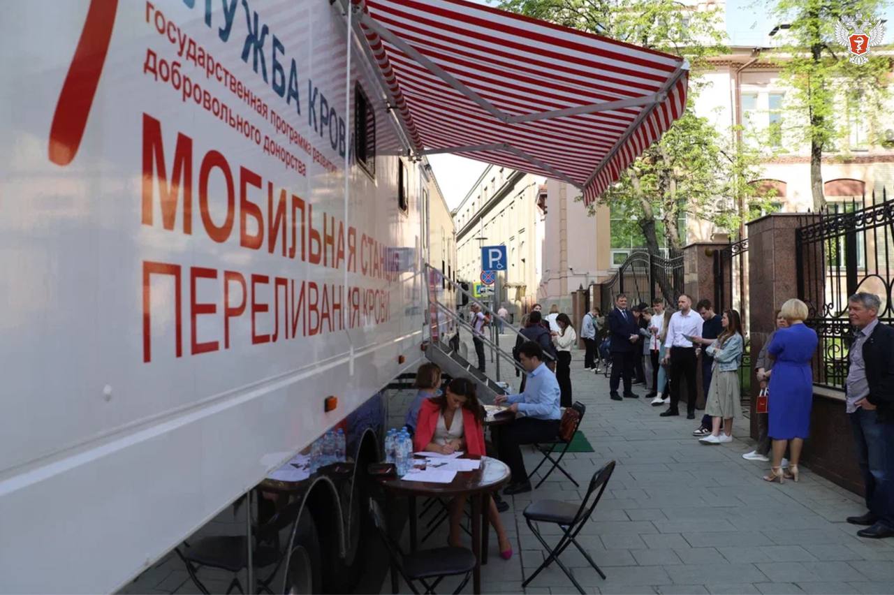 Михаил Мурашко сдал кровь в рамках акции, приуроченной к Национальному дню донора в России В рамках Национального дня донора в Минздраве России министр здравоохранения РФ Михаил Мурашко сдал кровь в ходе акции, направленной на популяризацию донорства и сдачи крови. В этом году акция «Донорство крови. Наследники Победы»посвящена 80-летнему юбилею Победы в Великой Отечественной войне и проходит по всей стране. В мероприятии приняли участие сотрудники Минздрава России и других органов государственной власти. Акция проходит совместно со специалистами НМИЦ сердечно-сосудистой хирургии им А. Н. Бакулева Минздрава России на базе мобильного комплекса заготовки крови. — Кто чаще сдает кровь: мужчины или женщины? — спросил министр у медбрата. — Мужчины, у женщин гемоглобин ниже, — ответил специалист. #ЗдоровьеВПриоритете #Победа80 #ГодЗащитникаОтечества