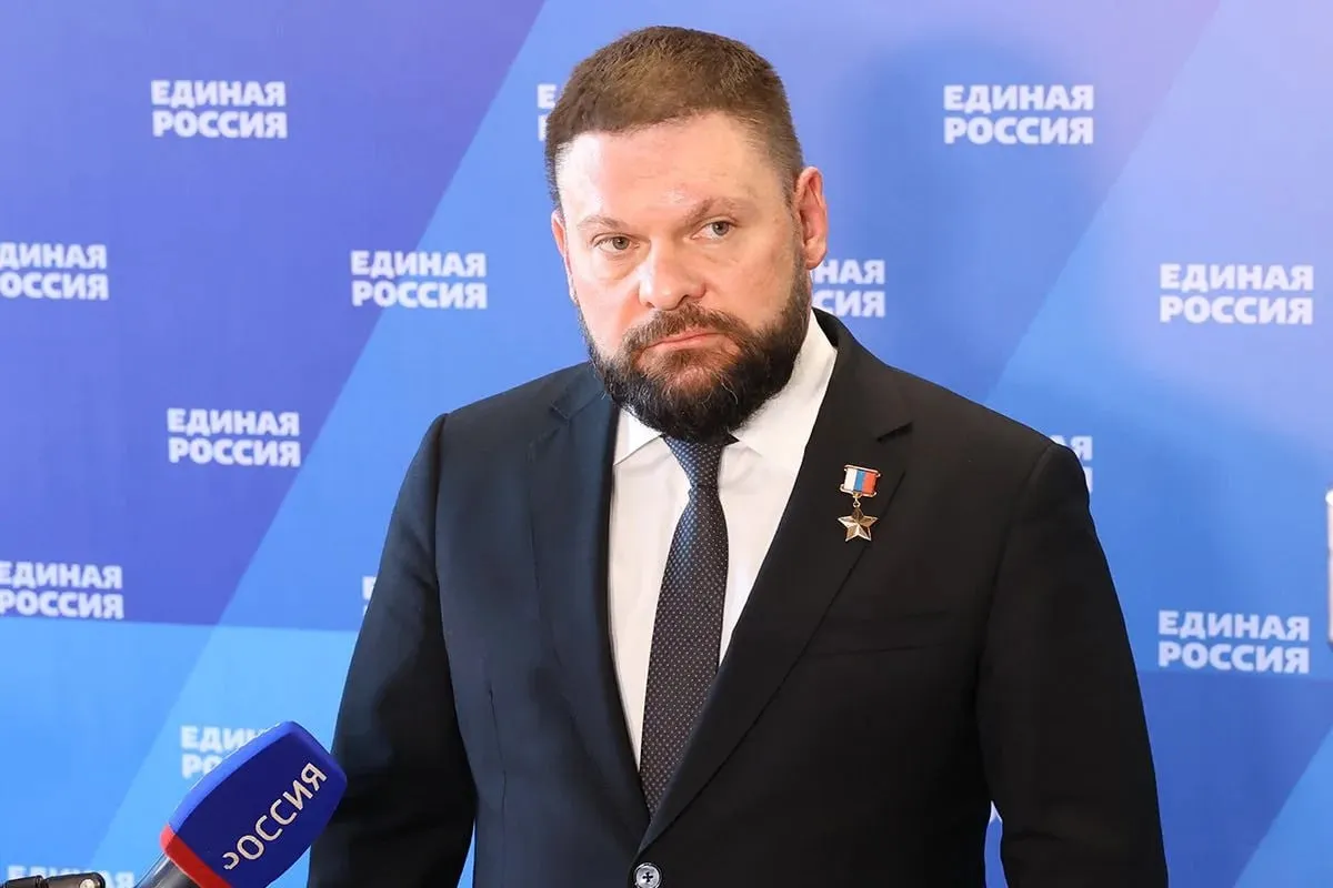 В Единой России выступили против чрезмерной цензуры в искусстве на фоне применения закона о запрете пропаганды наркотиков В партии считают неоправданными случаи когда из книг вымарывают слова ограничивают доступ к песням или вырезают сцены из фильмов в том числе из произведений входящих в золотой фонд российской культуры Запрет на пропаганду наркотиков никто не отменяет Но не каждое упоминание наркотиков является их пропагандой Как можно объяснить вред чего то не рассказывая об этом Запреты лишь привлекают внимание и не позволяют разъяснять пояснил член Генсовета партии замгендиректора ВГТРК Герой России Евгений Поддубный В партии считают что подобные случаи возникают не из за содержания самого законодательства а вследствие того что практика правоприменения вступает в противоречие со здравым смыслом В оценке художественного контента необходим взвешенный подход который позволит бороться с реальной пропагандой наркотиков без чрезмерных ограничений в сфере культуры