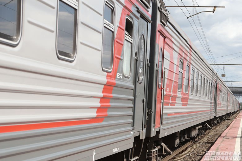 Владимир Путин поручил Правительству РФ модернизировать железнодорожный маршрут Москва Ярославль Президент дал поручение проработать предложение губернатора Ярославской области Михаила Евраева по реконструкции этого маршрута Этот проект напрямую затрагивает и Вологодскую область в случае модернизации время в пути из Вологды в Москву и обратно может значительно сократиться Как сообщает ярославский портал progorod76 ru сегодня путь в 282 километра от Москвы до Ярославля занимает от трех до шести часов все упирается в перегруженный 31 километровый участок между Сергиевым Посадом и Александровом Вологда Регион 35ТВ в MAX