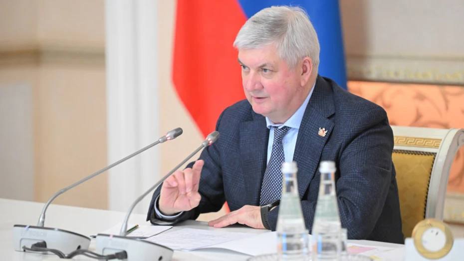 Мошенники создали фейковый telegram аккаунт губернатора Воронежской области Александра Гусева В пресс службе правительства области напомнили что Александр Гусев и его заместители не осуществляют личные звонки и рассылки гражданам через мессенджеры Все подобные обращения являются действиями мошенников использующих фейковые аккаунты и поддельные профили Воронежцев попросили не вступать в переписку с подобными аккаунтами не переходить по ссылкам и не передавать личные данные блокировать и жаловаться на фейковые профили в мессенджерах Мы в Мах