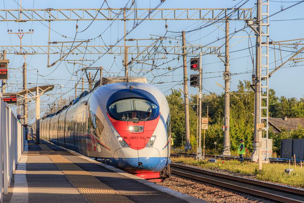 Накануне Дня России и ПМЭФ раскупили почти все билеты на поезда в Петербург  Например, на 11 июня из доступных вариантов остался поезд 250А из Москвы в Петербург на 08:10: 369 плацкартных билетов от 2,5 тысяч рублей и 197 в купе от 3,4 тысяч рублей. Есть несколько свободных мест в «Арктике» на 00:46. На остальные рейсы в основном необходимо отправить заявку в лист ожидания.   Подробнее