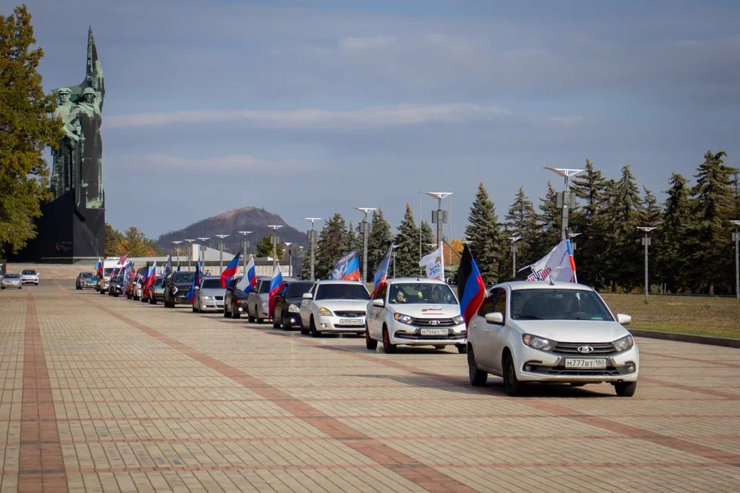 Региональная команда Народной Дружины провела масштабный автопробег в преддверии Дня Флага Донецкой Народной Республики Акция началась у главного воинского мемориала шахтерской столицы ДНР памятника Твоим освободителям Донбасс Колонна проследовала по центральной улице Артема после по Ясиноватскому шоссе которое соединяет Донецк с Ясиноватой и Горловкой  В патриотическом заезде приняли участие представители молодежных организаций спортивных клубов и федераций автолюбители и жители города ВАРМСУ СМО ДНР Подписывайтесь ВАРМСУ СМО ДНР Подписывайтесь