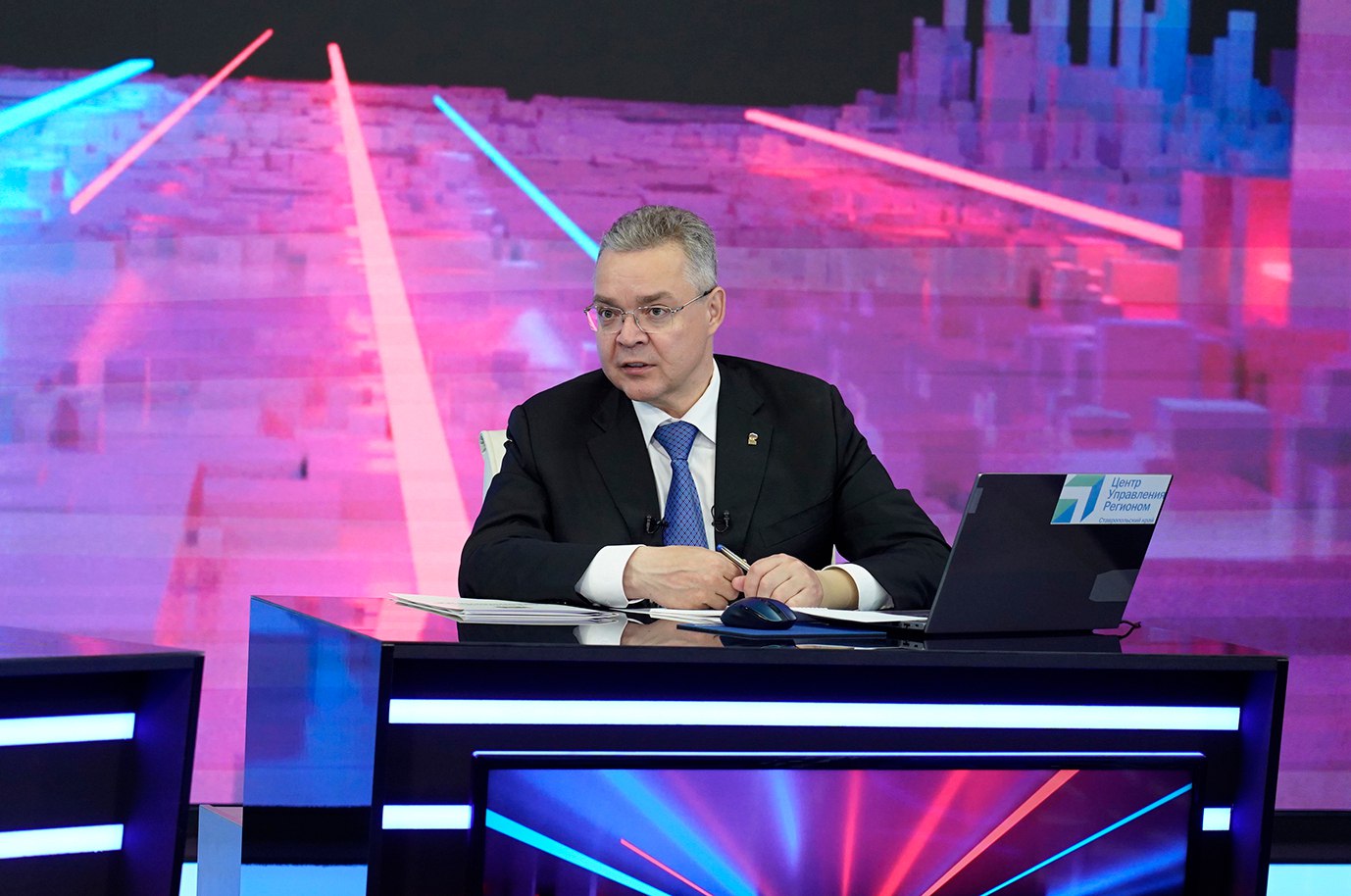 В. Владимиров: «Будем досконально разбираться с поджогами полей на Ставрополье» Губернатор Ставрополья в ходе прямой линии затронул тему участившихся ландшафтных пожаров в регионе. По его словам, в крае развернута серьёзная работа по предупреждению и ликвидации возгораний. «При сильных возгораниях у нас есть возможность привлечения пожарных дружин с соседних территорий. И мы этой возможностью при необходимости пользуемся. Уже сейчас мы видим, что часть возгораний — это намеренные поджоги, с этими случаями будем досконально разбираться», — заявил глава региона. Глава края также подчеркнул, что системно ведутся противопожарные мероприятия — в том числе опашка полей и создание минерализованных полос. Эти работы регулярно проверяются на местах специалистами. Напомним, по поручению губернатора Владимирова с 1 июля в крае действует особый противопожарный режим.