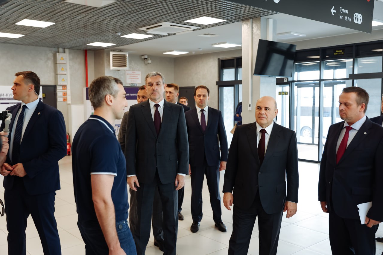 Вместе с Михаилом Владимировичем Мишустиным посетили пункт пропуска «Кани-Курган» у автомобильного моста через Амур. Это один из ключевых погранпереходов на российско-китайской границе.  С момента открытия моста через него проехало уже более 170 тыс. транспортных средств. Объёмы грузоперевозок продолжают расти: только в мае этого года был зафиксирован рекордный поток - около 8 тысяч машин. Через переход импортируются автозапчасти, строительные материалы и техника, а экспортируются сельхозпродукция, пиломатериалы и опасные грузы.  Кроме того, с декабря прошлого года запущен регулярный пассажирский маршрут Благовещенск – Хэйхэ, что расширяет транспортные возможности региона.  До конца года здесь будет завершено строительство постоянного автомобильного пункта пропуска, который позволит увеличить объемы перевозок между Россией и Китаем.