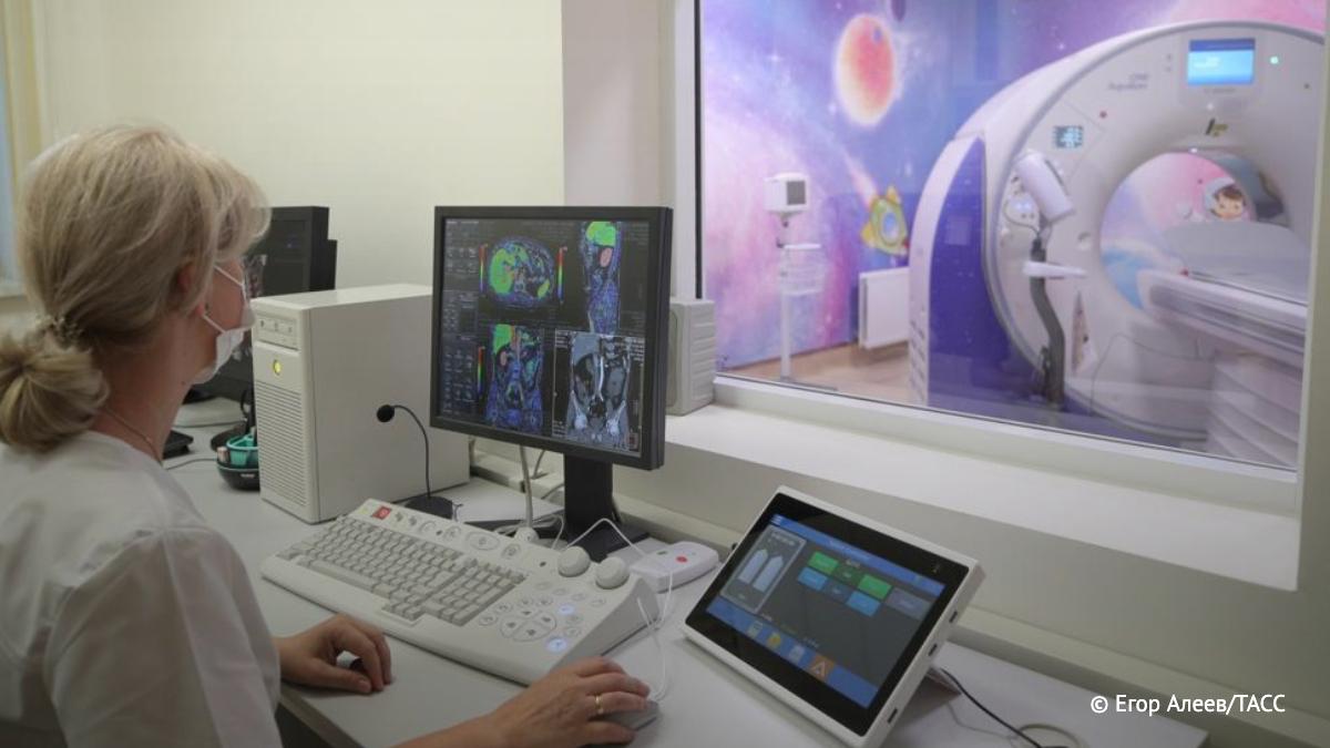 Врачи стали хуже диагностировать рак из-за использования ИИ, пишет The Lancet. С началом использования машинного интеллекта результативность обработки данных для обнаружения полипов упала на 6%. / Наука