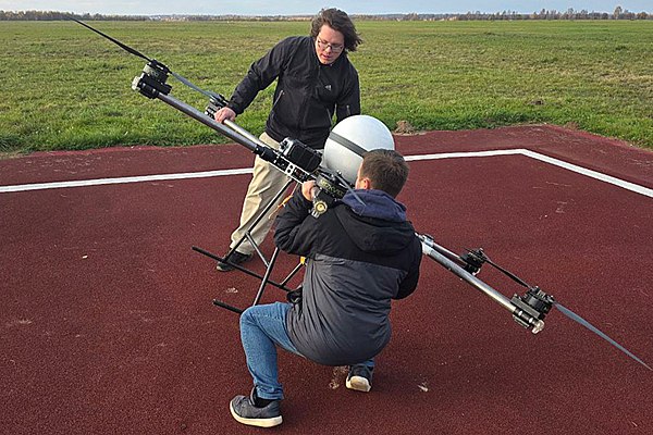 В России испытали устройство для управления дронами через геостационарные спутники В Московском авиационном институте создали и протестировали первую в России систему управления дронами авиационного типа через геостационарные спутники аппараты которые размещены на высоте около 36 км над Землей Внедрение системы даст возможность развивать дальние беспилотные авиаперелеты выполнять задачи дистанционного зондирования охватывая значительные территории и доставлять грузы в наиболее отдаленные районы Об этом пишут Известия Управление через высотные космические спутники кратно увеличит радиус действия беспилотных летательных аппаратов БПЛА Это в свою очередь придаст толчок развитию сферы беспилотного транспорта Дальность полета будет ограничена только ресурсом беспилотника рассказал руководитель проекта заместитель директора Центра космических технологий МАИ Александр Туров aviaru net n290113