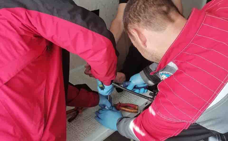 Хозяйке из Петропавловска потребовалась помощь спасателей Её палец застрял в насадке для блендера ЧП произошло в минувшее воскресенье на кухне одной из квартир по улице Дальневосточной Женщина готовила ужин когда её палец застрял в отверстии насадки для блендера Освободиться самостоятельно она не смогла и обратилась за помощью к спасателям передаёт ИА Камчатское время Подробности по ссылке   kamtime ru article ef387a66 c131 4d5c 8f2b 69cb9e8e80a1