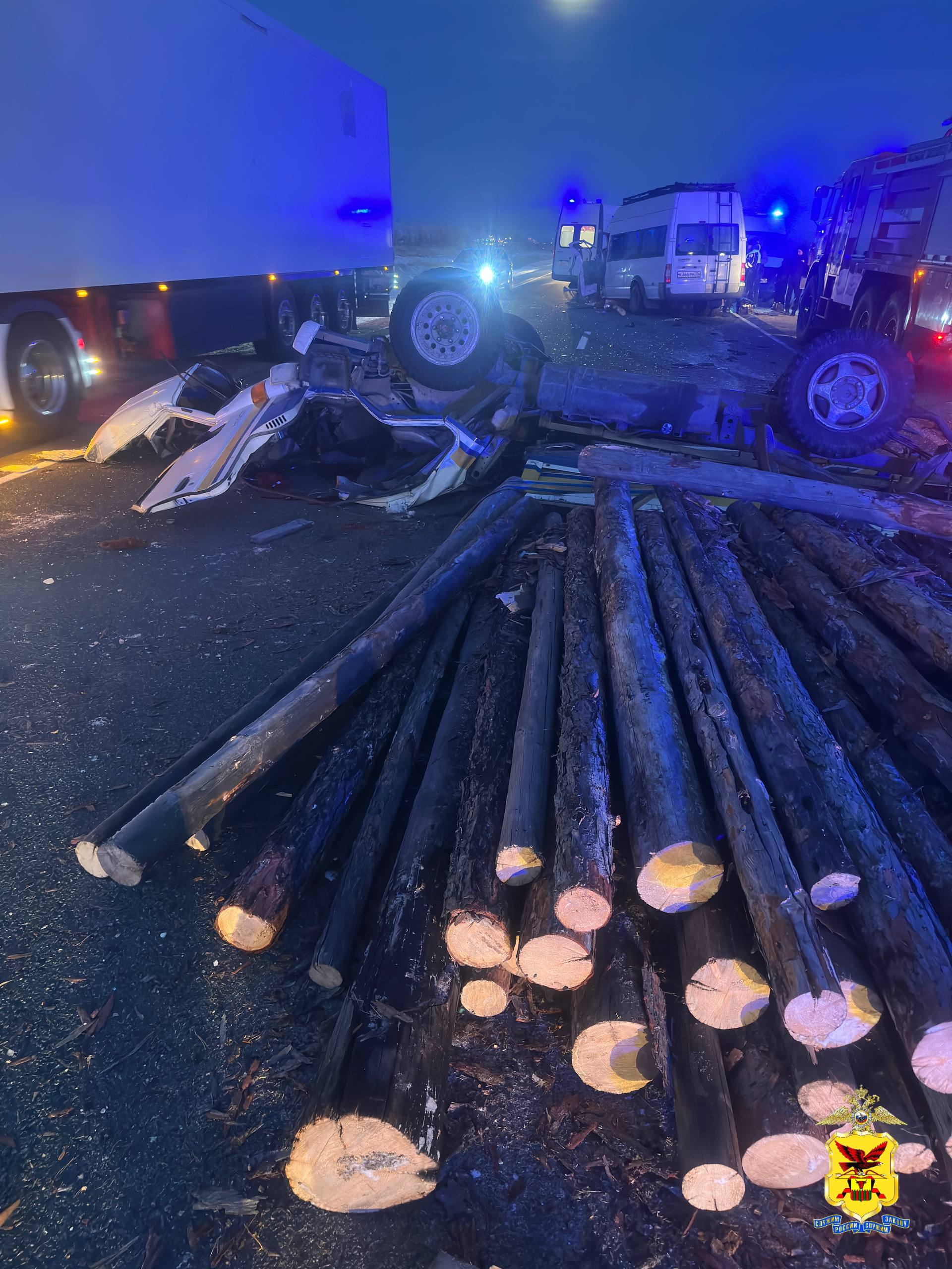 Сотрудники полиции работают на месте ДТП в Читинском районе Около 17 часов 4 декабря на 48 километре федеральной трассы Чита Забайкальск произошло столкновение микрогрузовика груженого древесиной и автомашиной Форд транзит выполнявшей регулярный рейс по маршруту Чита Оловянная По предварительным данным водитель грузовика выехал на полосу встречного движения и допустил столкновение с маршрутным автобусом В результате дорожной аварии погиб пассажир микрогрузовика Водитель маршрутки двое пассажиров маршрутного автобуса и пассажир грузовика доставлены в медицинское учреждение с различными травмами Устанавливаются обстоятельства происшествия Подписывайтесь на наши страницы в Telegram MAX VK