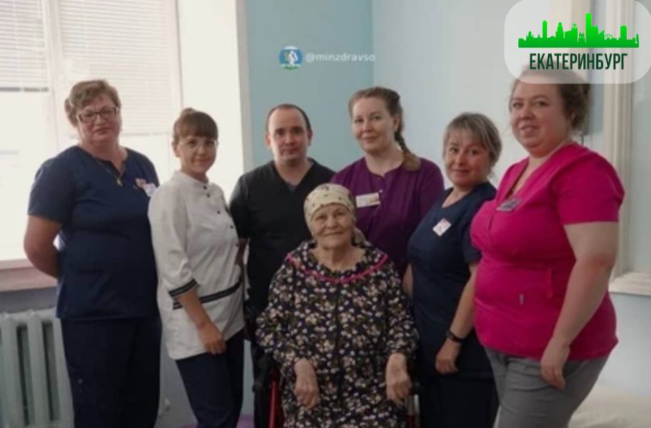 На Урале врачи удалили кисту весом 4,5 килограмма у 86-летней пациентки.  Благодаря своевременному вмешательству врачей Красноуфимской районной больницы была спасена 86-летняя пациентка. У пожилой дамы в брюшной полости медики обнаружили гигантскую кисту.   Размер новообразования составлял 32х25х22 сантиметра, а вес — 4,5 килограмма.    Мой Екатеринбург