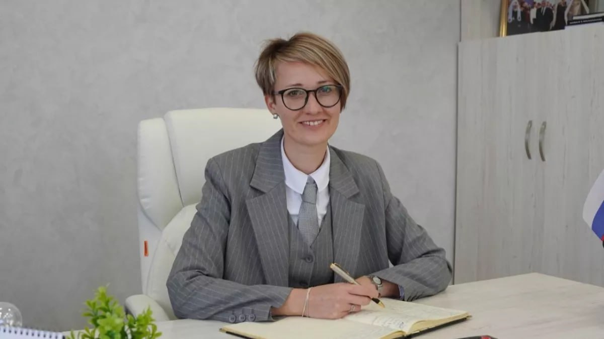 Молодежное управление в Алтайском крае возглавила Ирина Рыбина Соответствующее распоряжение подписал губернатор Виктор Томенко сообщили 21 октября в региональном правительстве Пост главы управления пустовал с 16 апреля тогда с должности ушла Екатерина Четошникова Предполагалось что она могла покинуть пост после якобы имевшей место проверки финансово хозяйственной деятельности возглавляемого ею управления До назначения Ирина Рыбина возглавляла региональное отделение общероссийского общественно государственного движения детей и молодежи Движение Первых ТОЛК ТОЛК в Мах