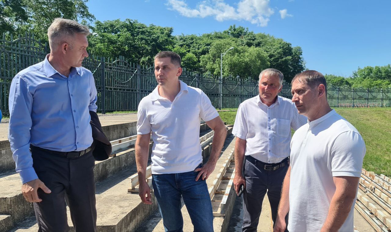 В областном центре ремонтируют стадион «Дружба» Мэр Биробиджана Максим Семёнов и заместитель председателя городской Думы Сергей Бурындин побывали на объекте и оценили ход ремонтных работ. Обновления стадион будет проходить в два этапа. На первом - обновят баскетбольную площадку, трибуны, входные группы. В настоящее время подрядчик ведет подготовительные работы. Уже подготовлено основание под баскетбольную площадку. Стадион «Дружба» - одна из главных городских спортивных площадок, где тренируются наши дети, проходят соревнования различного уровня и очень важно сделать его современным, - прокомментировал мэр Биробиджана Максим Семёнов. – В этом году мы проведем только часть работ. Необходимо также обновить футбольное поле и заменить покрытие беговых дорожек. Об этом говорит и врио губернатора ЕАО Мария Федоровна Костюк. Совместно с правительством ЕАО в этом направлении работаем. Ремонтные работы на стадионе по контракту должны завершиться этим летом. На объекте работают специалисты управления капитального строительства мэрии города и контролируют ход работ. #спорт #биробиджан #мэрбиробиджана #мэриябиробиджана #ремонт