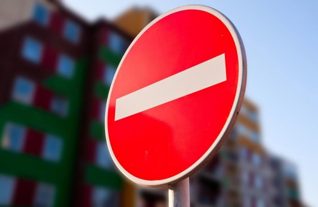 14 января под Минском на М 14 ограничат движение транспорта С 11 00 до 11 20 будет временно прекращено движение на автодороге М 14 МКАД 2 вблизи агрогородка Острошицкий Городок Ограничение связано с проведением повторного осмотра места ДТП для установления всех обстоятельств дела Движение всех видов транспорта будет остановлено в обоих направлениях на участке 1 го километра Госавтоинспекция Минской области просит водителей отнестись с пониманием к данной мере и рекомендует заранее планировать маршруты выбирая объездные пути