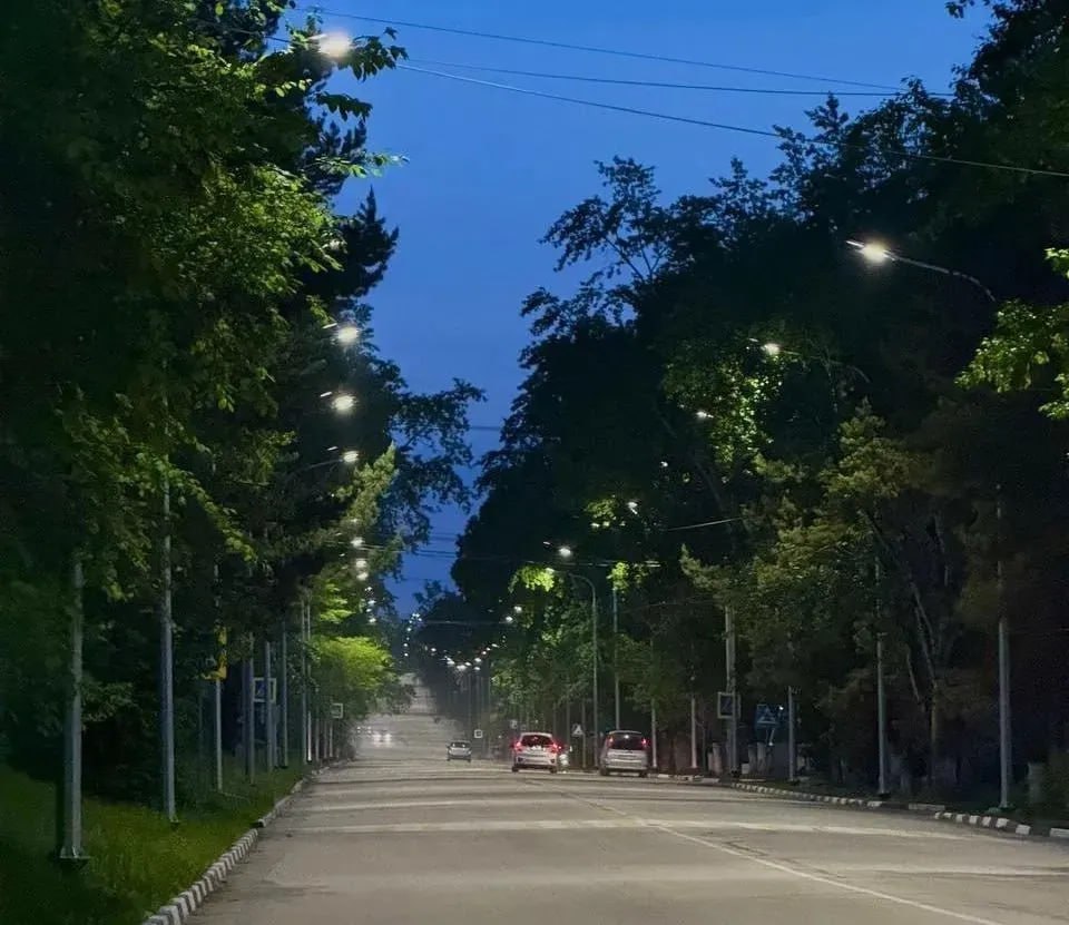 Современные фонари появились на улице Победы города Сковородино  В городе Сковородино обновили уличное освещение на улице Победы. Этот проект стал частью госпрограммы "Комплексное развитие сельских территорий"  КРСТ .   С улицы убрали устаревшие конструкции, которые не соответствовали современным стандартам. Их заменили новыми фонарями.   В итоге специалисты обновили 2,5 километра уличного освещения. Все работы обошлись в 36,7 миллионов рублей.   "Помимо освещения программа "КРСТ" в этом году "подарит" городу обновленную водонапорную башню. Ее капитально отремонтируют до конца года. В следующем году запланирован капремонт Дома культуры", - сообщает правительство Амурской области.  Ранее по программе обновили освещение в пяти населенных пунктах Сковородинского округа - Невере, Джалинде, Ерофее Павловиче, Уруше и в Сковородине.    ТЕЛЕПОРТ.РФ – здесь все об Амурской области  Написать нам