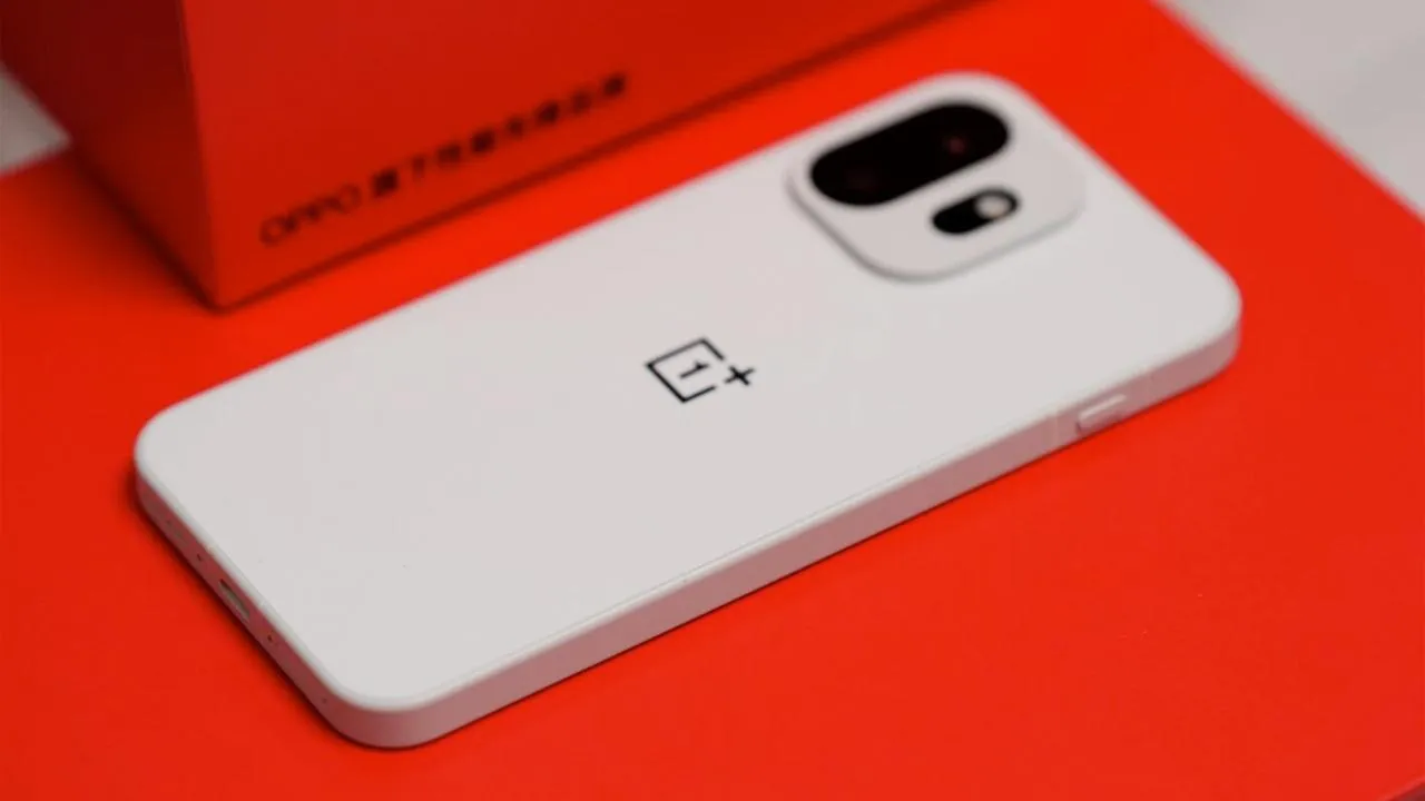Oppo объединяет OnePlus и realme Публичного заявления пока нет но о слиянии OnePlus и realme сообщают китайские инсайдеры ссылаясь на источники в компании Предполагается что оба суббренда Oppo продолжат существовать но realme сфокусируется на глобальном рынке а OnePlus на внутреннем Реструктуризация проводится на глобальном уровне а не только для внутреннего рынка rozetked me news 45843