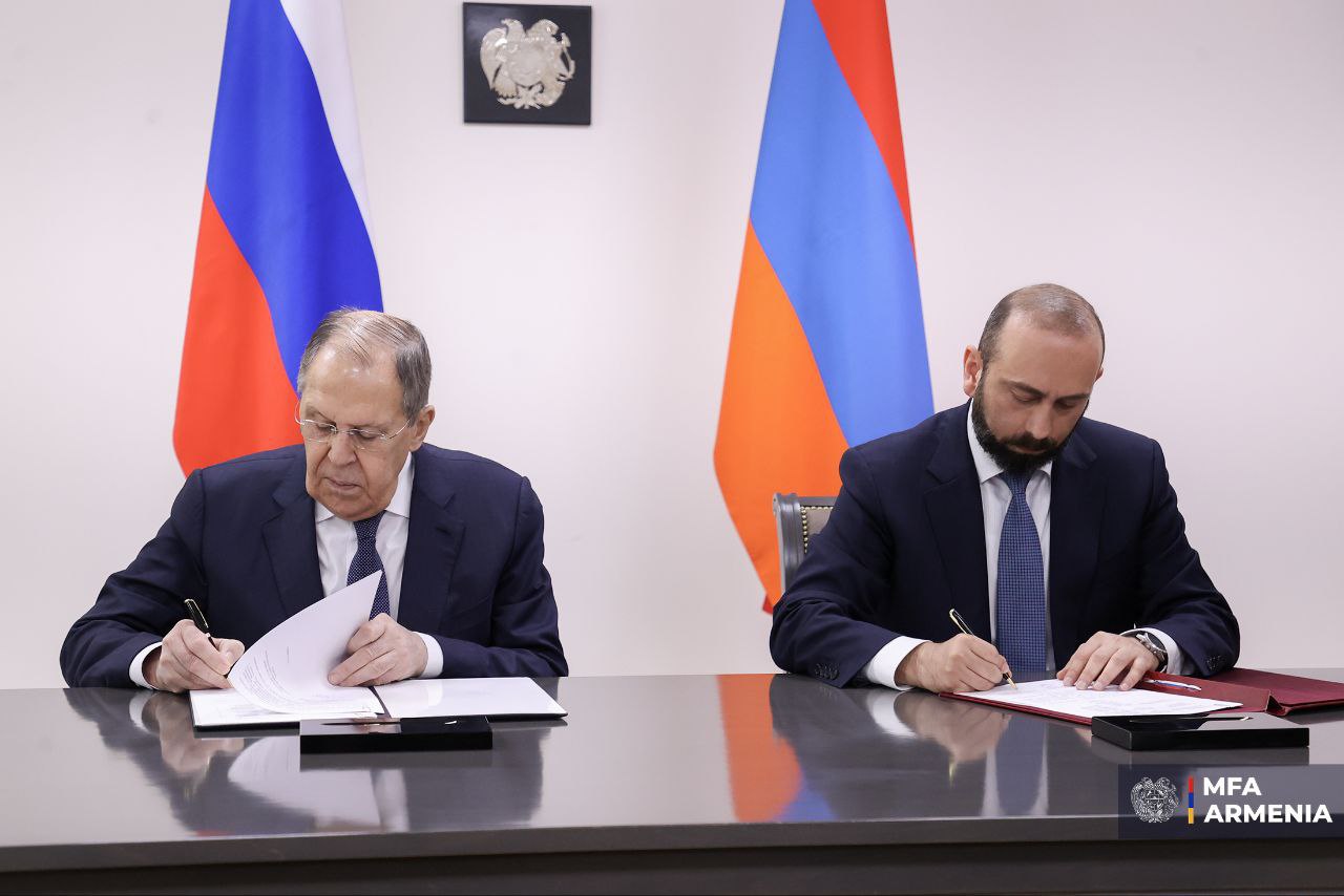 Ереван и Москва подписали план межмидовских консультаций на 2025- 2026 гг. Главы МИД Армении и России Арарат Мирзоян и Сергей Лавров подписали план межмидовских консультаций на 2025- 2026 годы. • Дзен • Сайт • TikTok • Facebook • Instagram • YouTube • X/twitter