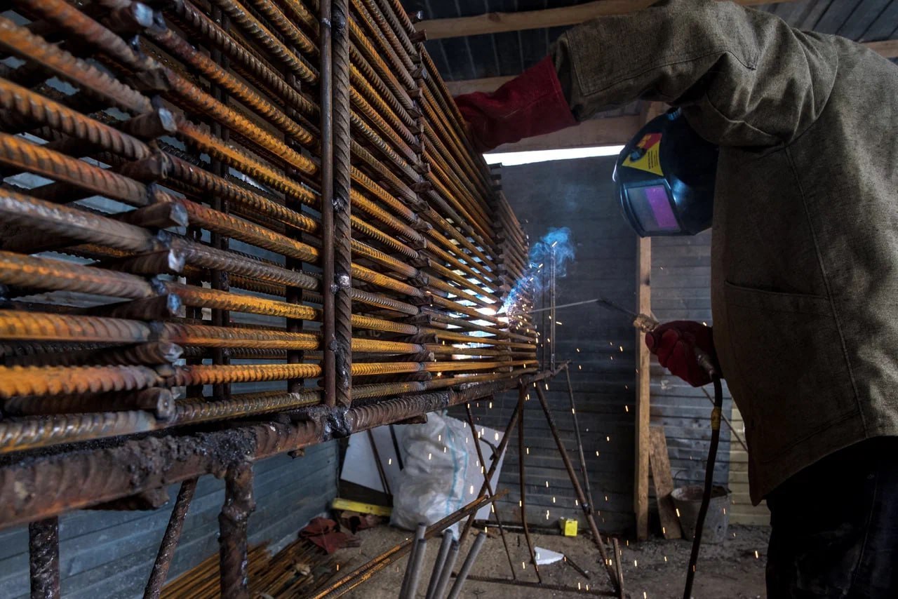 На капремонт многоквартирного дома в Кабардино Балкарии направят 1 млрд рублей в 2026 году В 2026 году работа по капитальному ремонту многоквартирных жилых домов будет продолжена Планируется привести в порядок 163 дома Общая сумма предусмотренных для этого средств составляет более 1 1 млрд рублей написал глава республики Казбек Коков Работы будут включать ремонт крыш в 124 домах фасадов в 14 домах инженерных систем в 26 домах Также на предстоящие три года запланирована замена 30 лифтов и лифтового оборудования в 14 многоквартирных домах Стройка