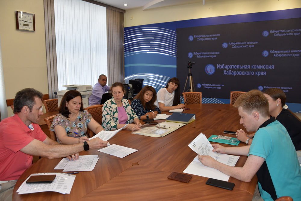 Партия «НОВЫЕ ЛЮДИ» представила документы для заверения списка кандидатов на дополнительных выборах депутата краевой Думы 15 июля 2025 года уполномоченные представители Регионального отделения в Хабаровском крае Политической партии «НОВЫЕ ЛЮДИ» представили в Избирательную комиссию Хабаровского края документы о выдвижении кандидатов на дополнительных выборах депутата Законодательной Думы Хабаровского края восьмого созыва по одномандатному избирательному округу № 16 списком. В список кандидатов включен Стельмах Вениамин Сергеевич, портфельный менеджер Азиатско-Тихоокеанского Банка. В течение трех дней со дня представления документов комиссия примет решение о заверении списка или решение об отказе в его заверении. С момента заверения списка Избирательной комиссией Хабаровского края кандидат по одномандатному избирательному округу представляет свои документы в окружную избирательную комиссию. #едг2025 #выборыЗДХК #хабаровскийкрай