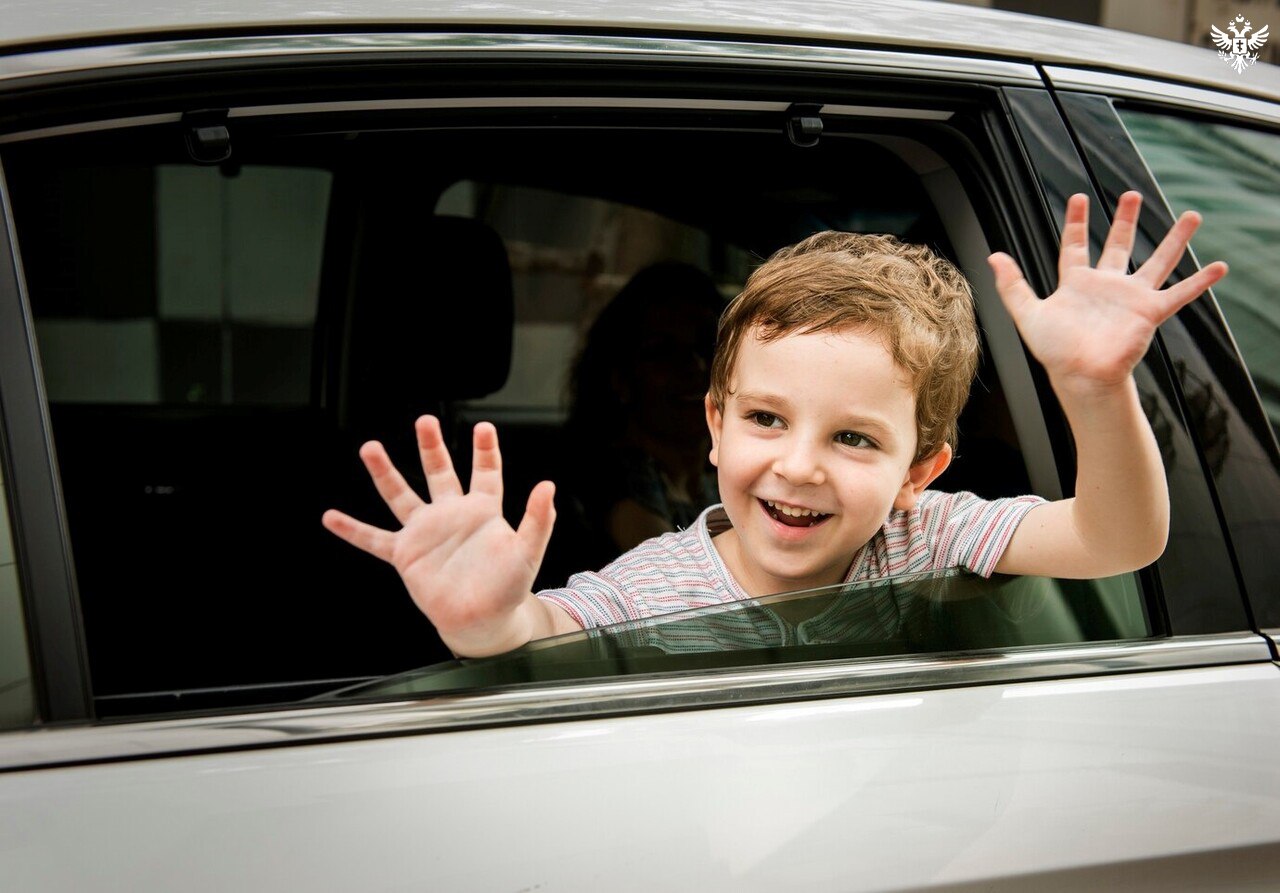 Восемь автомобильных туристических маршрутов разработаны в Херсонской области Министерство курортов и туризма Херсонской области в рамках национального проекта Туризм и гостеприимство подготовило восемь автомобильных туристических маршрутов Все они внесены в федеральную электронную систему Эталон Одним из маршрутов стал новый туристический проект Азовская Жемчужина В его рамках регион посетили около пятидесяти видеоблогеров из разных регионов России Участникам провели экскурсию по объекту историко культурного наследия в селе Чкалово бывший Дорнбург где расположена водонапорная башня XIX века построенная семейством Фальц Фейн и прилегающее рукотворное озеро Кроме того гостям региона показали достопримечательности заповедника Аскания Нова зоопарк и дендропарк С начала 2025 года Херсонскую область посетили порядка ста тысяч туристов В 2026 году регион планирует принять до 250 тысяч гостей для чего продолжается создание новых мест размещения и развитие туристической инфраструктуры Сайт ВК ОК MAX Администрация Херсонская область VGA Kherson SALDO VGA