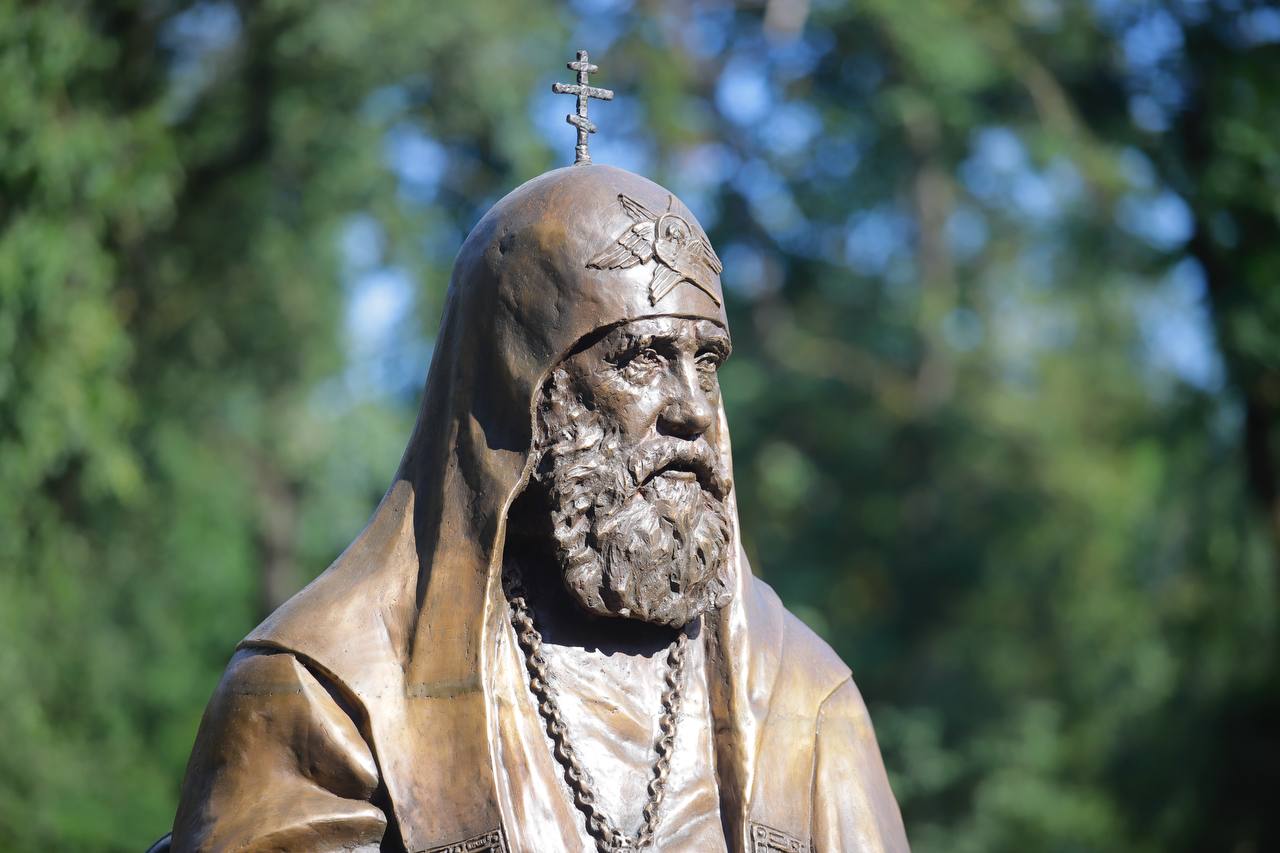 Памятник патриарху Тихону установили в Пскове  Памятник расположился у стен Псковской семинарии на улице Советской, где более века назад начинался путь служения Богу святителя Тихона.