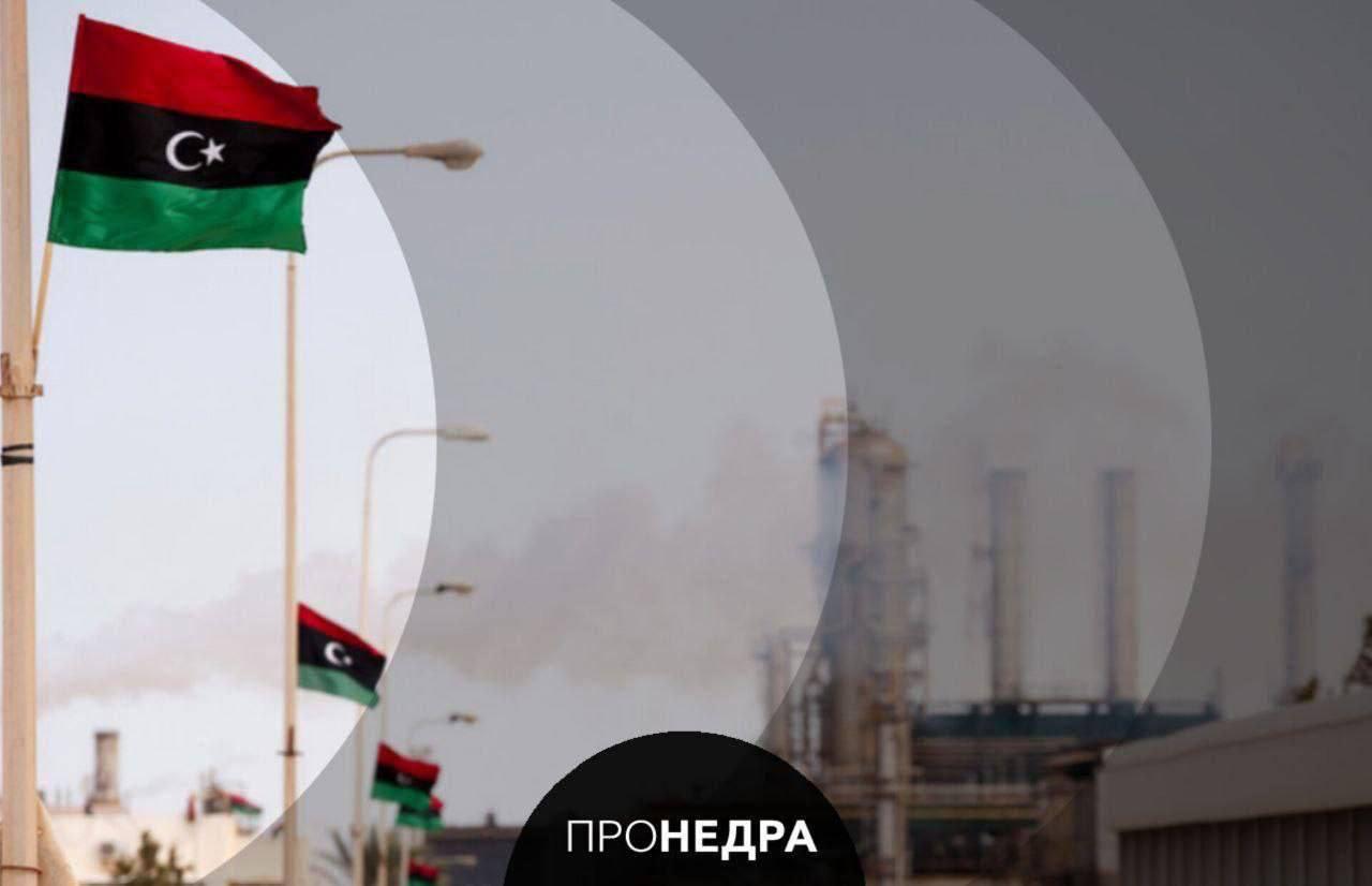 Ливия экспортировала первую нефть с месторождения Чадар Ливийская компания Zallaf Oil and Gas отгрузила первую экспортную партию нефти с месторождения Чадар Объем груза составил 600 тыс баррелей Это дочерняя компания Национальной нефтяной корпорации Ливии Национальная корпорация продолжает восстанавливать добычу в Ливии после многолетнего спада BP Shell Eni и TotalEnergies а также Exxon и Chevron вслед за улучшение уровня безопасности вернулись в Ливию некоторые из них возобновили работу на уже существующих месторождениях а другие выстроились в очередь для участия в новых геологоразведочных проектах Первый за 18 лет тендер уже объявлен Пронедра Подписывайся